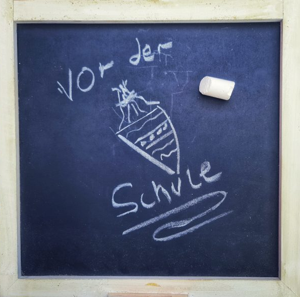 Schultüte auf Tafel